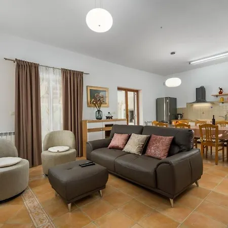 House Lera Rovinj, With Football Field, Sauna, Jacuzzi