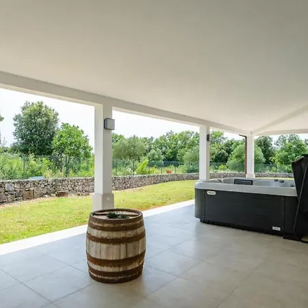 House Lera Rovinj, With Football Field, Sauna, Jacuzzi 빌라 로비니