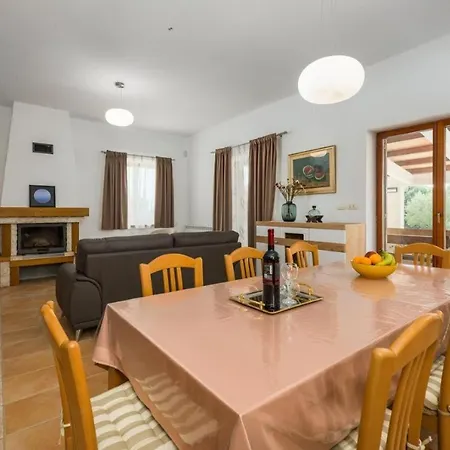빌라 House Lera Rovinj, With Football Field, Sauna, Jacuzzi *