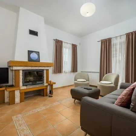 House Lera Rovinj, With Football Field, Sauna, Jacuzzi 로비니