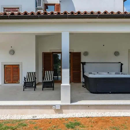 House Lera Rovinj, With Football Field, Sauna, Jacuzzi 로비니