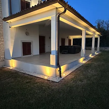 House Lera Rovinj, With Football Field, Sauna, Jacuzzi * 로비니