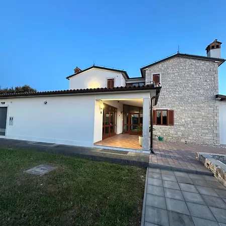 House Lera Rovinj, With Football Field, Sauna, Jacuzzi 빌라 로비니