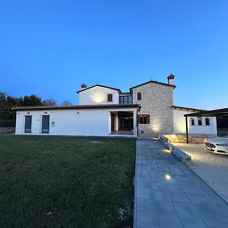 House Lera Rovinj, With Football Field, Sauna, Jacuzzi 로비니